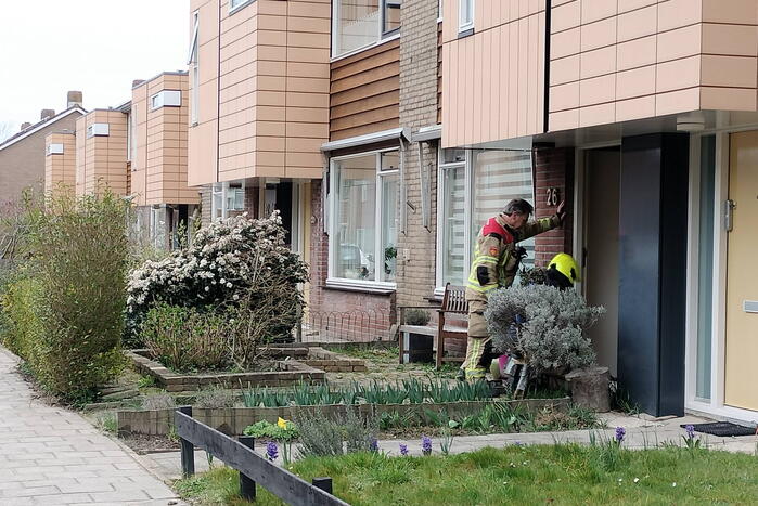 Brandweer doet onderzoek naar gaslucht in woning