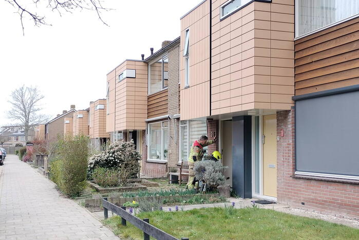 Brandweer doet onderzoek naar gaslucht in woning