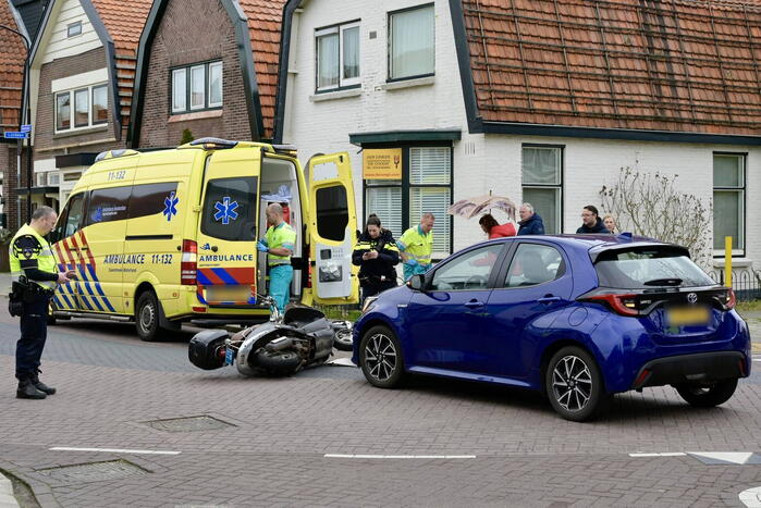 Man op scooter aangereden door automobiliste