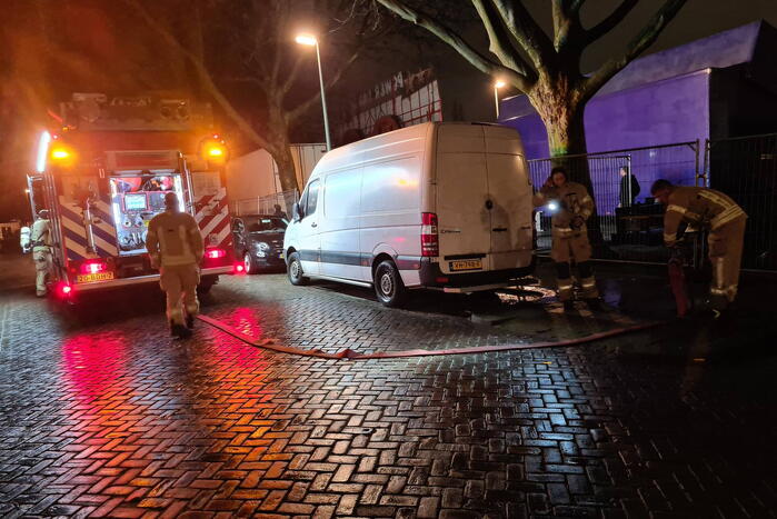 Kermistrailer vliegt in brand