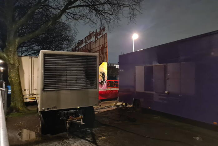 Kermistrailer vliegt in brand