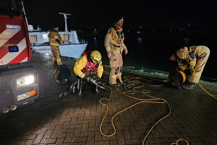 Brandweer oefent op boot met asielzoekers