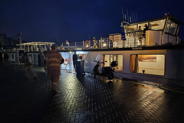 Brandweer oefent op boot met asielzoekers