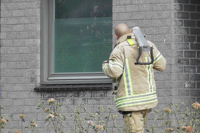 Brandweer beukt deur in na waterlekkage