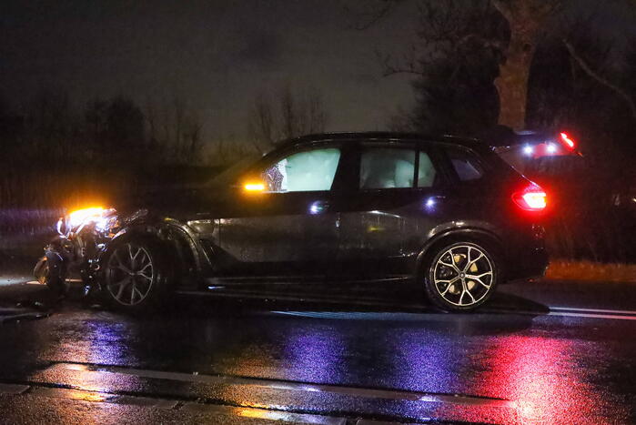 Flinke schade bij botsing tussen twee auto's