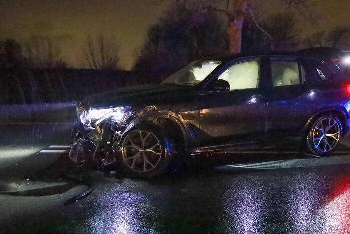 Flinke schade bij botsing tussen twee auto's