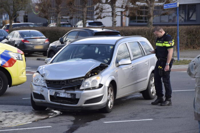 Twee personenwagens betrokken bij botsing op kruising