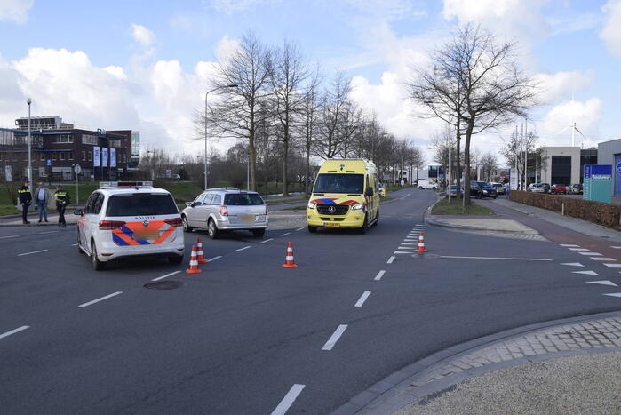 Twee personenwagens betrokken bij botsing op kruising