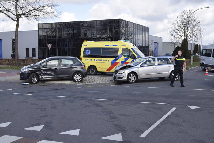 Twee personenwagens betrokken bij botsing op kruising