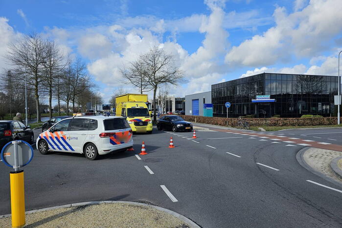 Twee personenwagens betrokken bij botsing op kruising