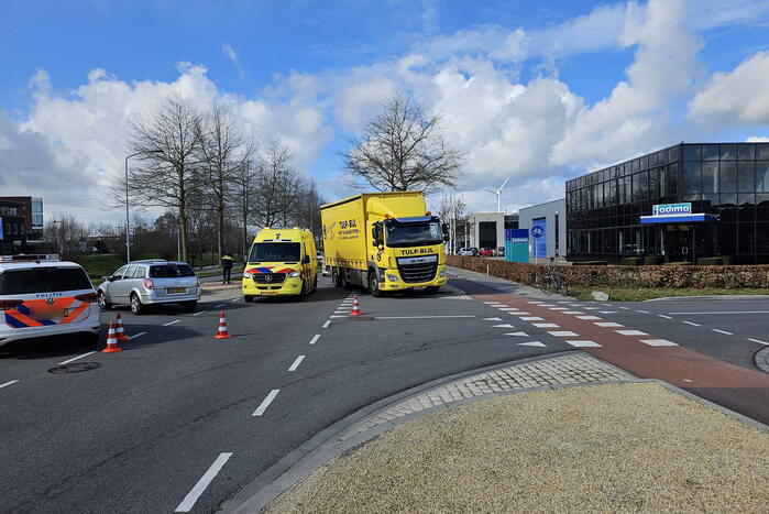 Twee personenwagens betrokken bij botsing op kruising