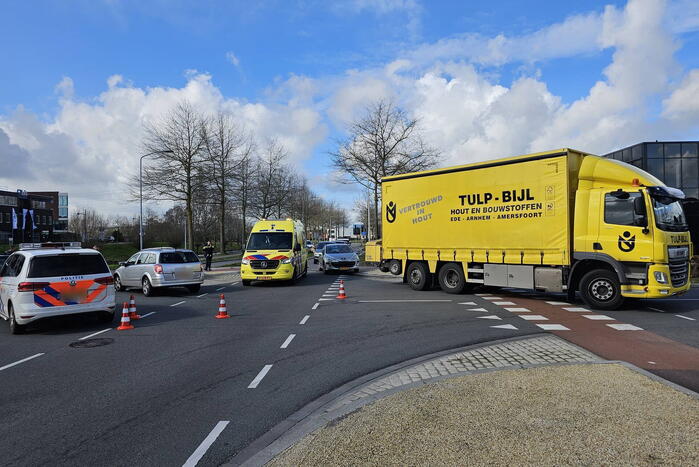 Twee personenwagens betrokken bij botsing op kruising