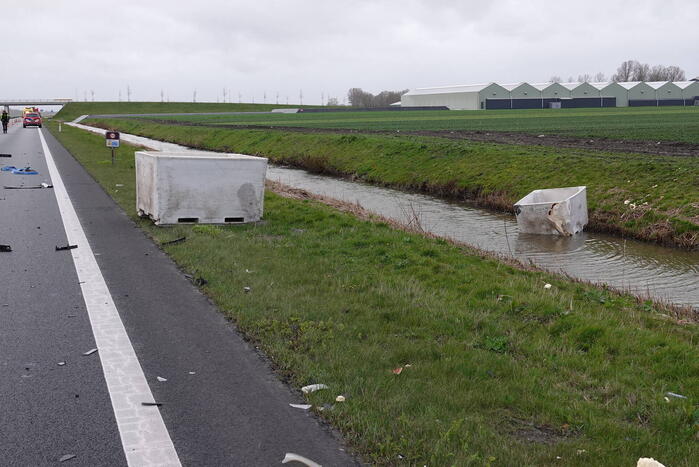 Automobilist verliest ladingen plastic kuubskisten