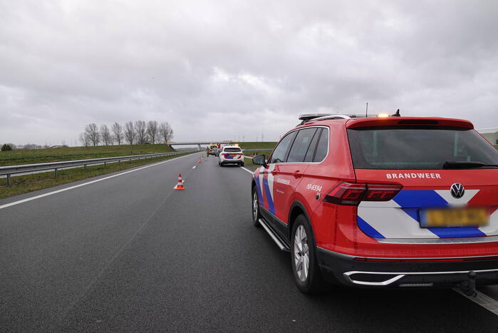 Automobilist verliest ladingen plastic kuubskisten