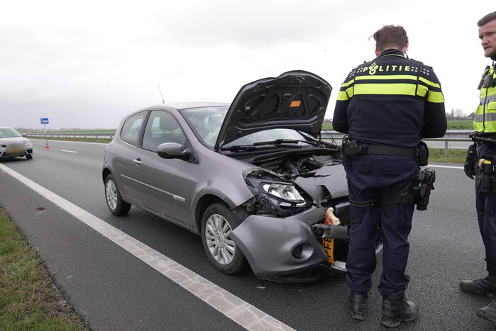Automobilist verliest ladingen plastic kuubskisten