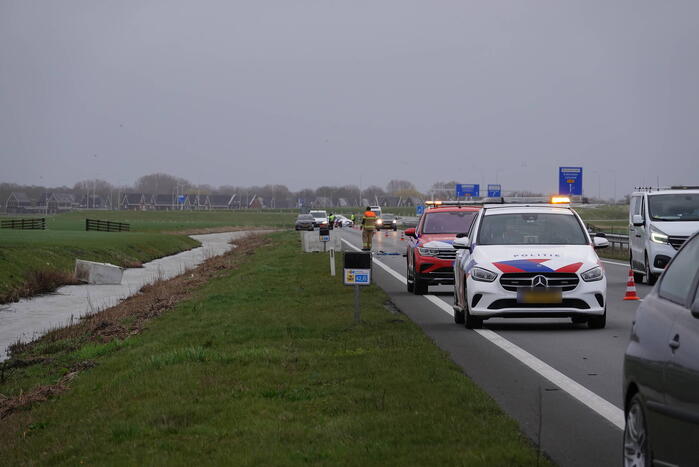 Automobilist verliest ladingen plastic kuubskisten