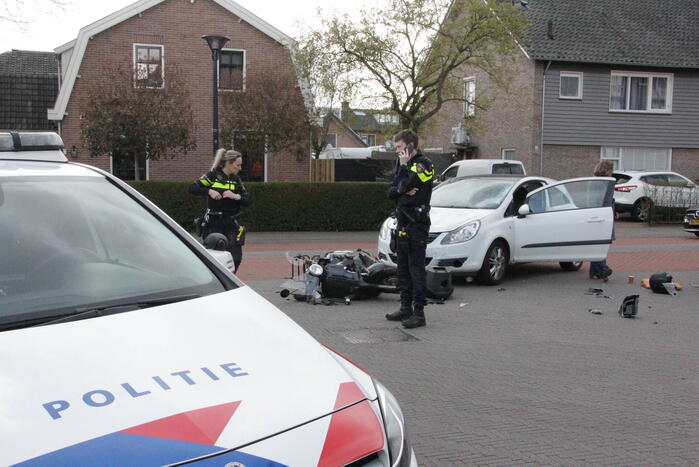 Scooterrijder gewond bij harde botsing met auto