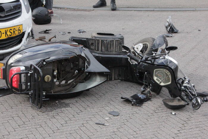 Scooterrijder gewond bij harde botsing met auto