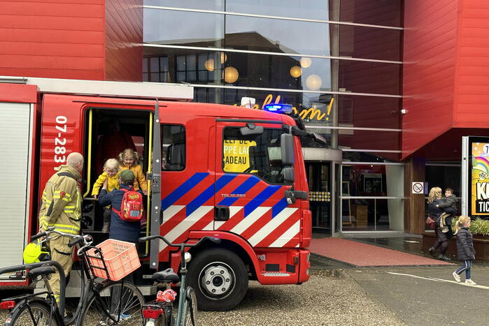 Brandweerthema bij kleuterbioscoop