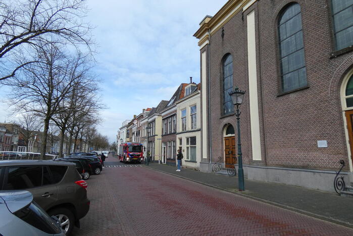 Brandweer haalt losse dakpan van woning Kampen