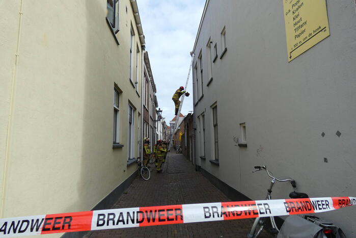 Brandweer haalt losse dakpan van woning Kampen