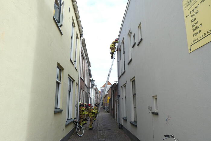 Brandweer haalt losse dakpan van woning Kampen