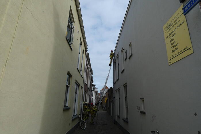 Brandweer haalt losse dakpan van woning Kampen