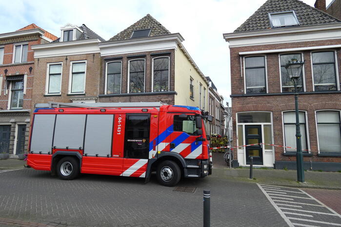 Brandweer haalt losse dakpan van woning Kampen