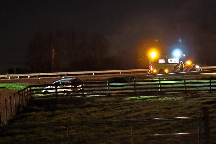 Voertuig raakt van snelweg