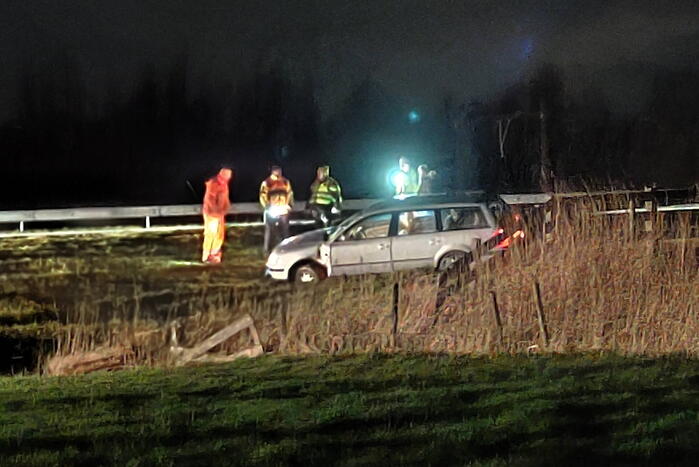 Voertuig raakt van snelweg
