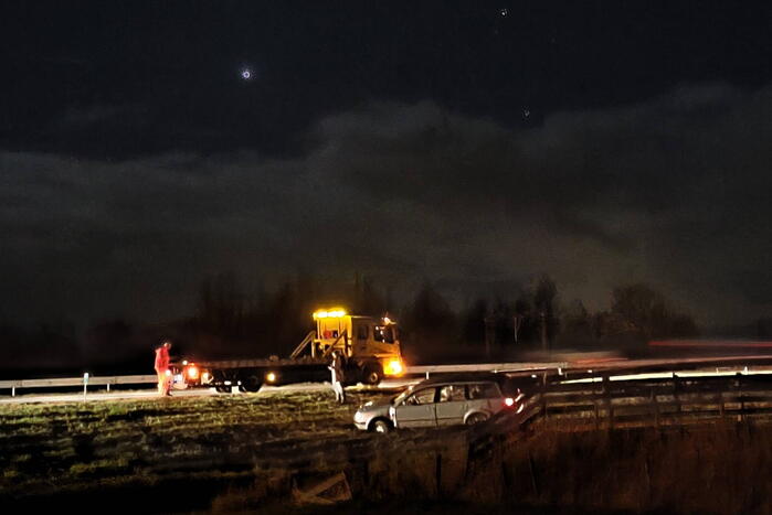 Voertuig raakt van snelweg