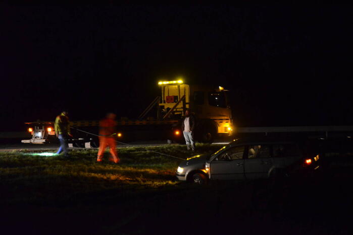 Voertuig raakt van snelweg