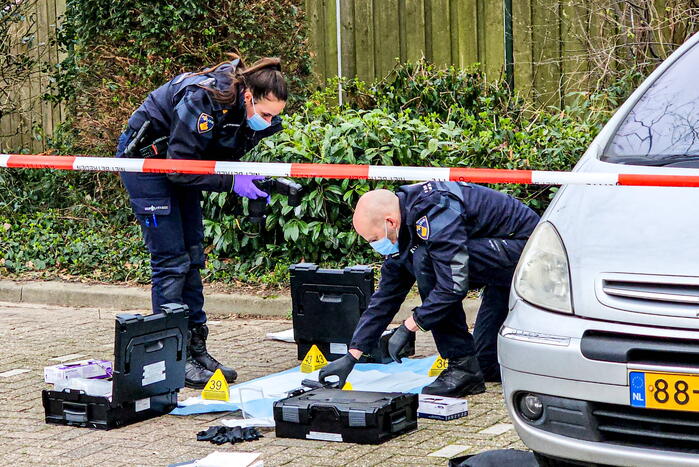 Forensische Opsporing onderzoekt wapen na aanhoudingen