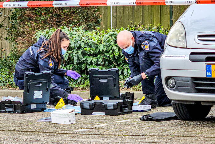 Forensische Opsporing onderzoekt wapen na aanhoudingen