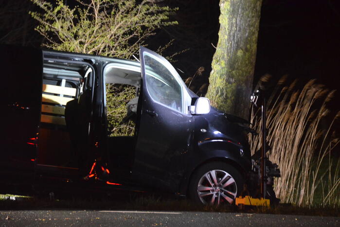 Bestuurder van bestelbus eindigt tegen boom