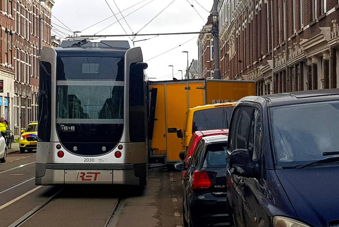 Jumbo bestelbus botst tegen gevel na aanrijding