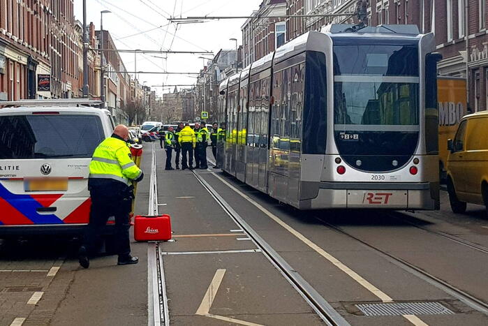 Jumbo bestelbus botst tegen gevel na aanrijding