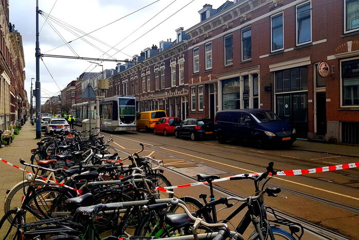 Jumbo bestelbus botst tegen gevel na aanrijding