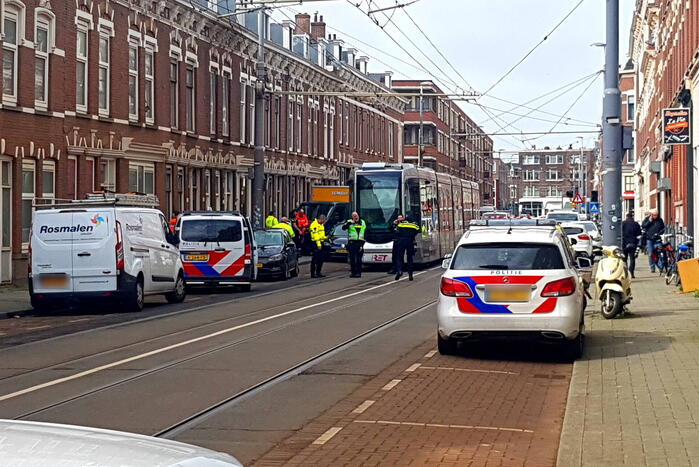 Jumbo bestelbus botst tegen gevel na aanrijding