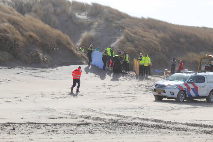 Traumahelikopter landt op het strand