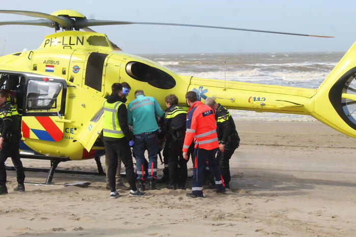 Traumahelikopter landt op het strand