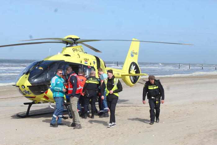 Traumahelikopter landt op het strand