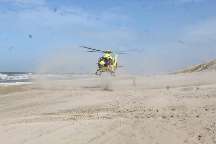 Traumahelikopter landt op het strand