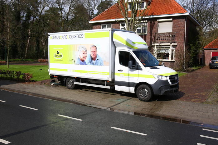 Bakwagen rijdt palen uit de grond en belandt in voortuin