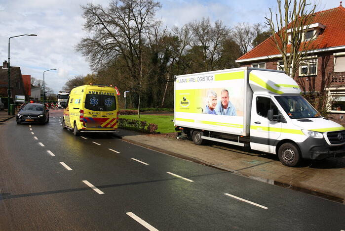Bakwagen rijdt palen uit de grond en belandt in voortuin