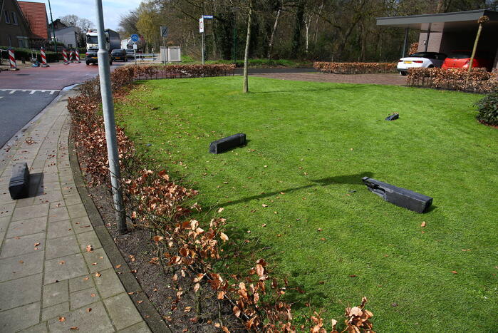 Bakwagen rijdt palen uit de grond en belandt in voortuin