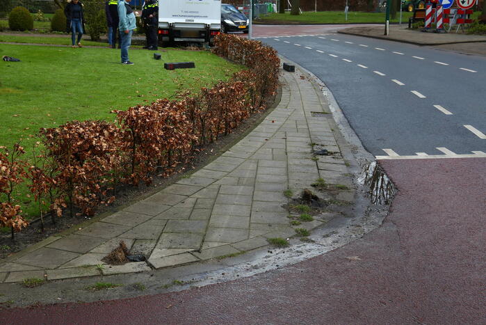 Bakwagen rijdt palen uit de grond en belandt in voortuin