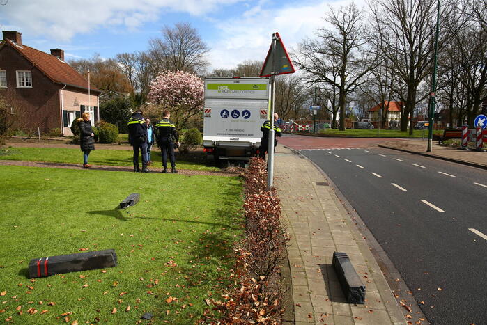 Bakwagen rijdt palen uit de grond en belandt in voortuin