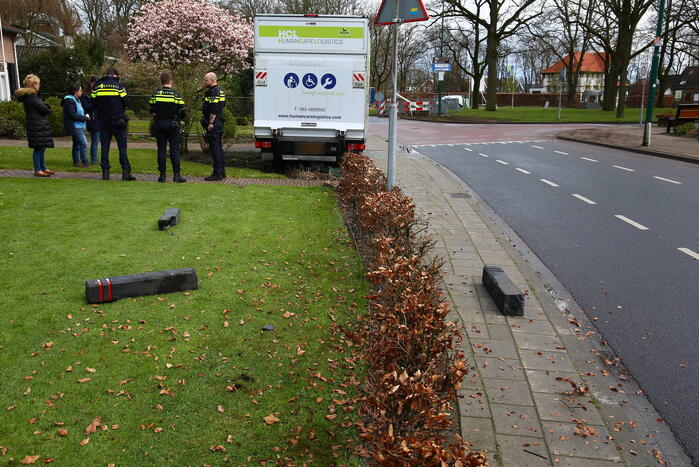 Bakwagen rijdt palen uit de grond en belandt in voortuin
