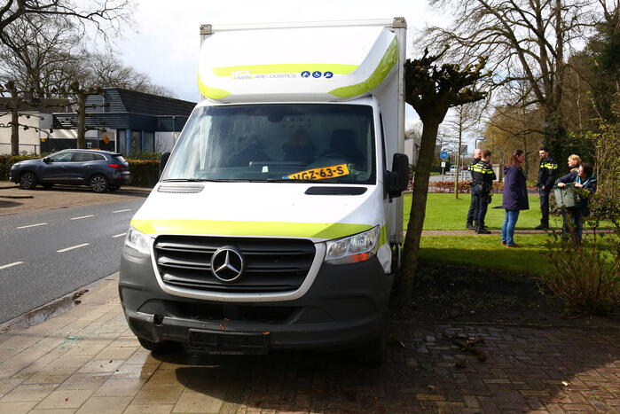 Bakwagen rijdt palen uit de grond en belandt in voortuin